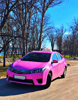 Pink Taxi, жіноче таксі, таксі з безкоштовним автокріслом Київ, рожеве таксі Київ, таксі з автокріслом, комфорт таксі, пінк таксі, таксі цілодобово, автоняня, автокрісло, таксі, краще таксі Київ, розова машина Київ